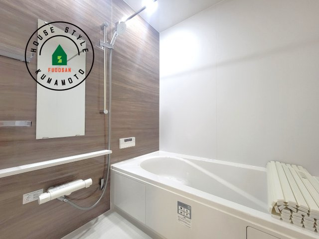 熊本市東区尾ノ上3丁目第1-3棟（2号棟）の浴室|1日の疲れを癒してくれる広々バスルーム。雨の日のお洗濯にも大活躍な浴室乾燥機付です！