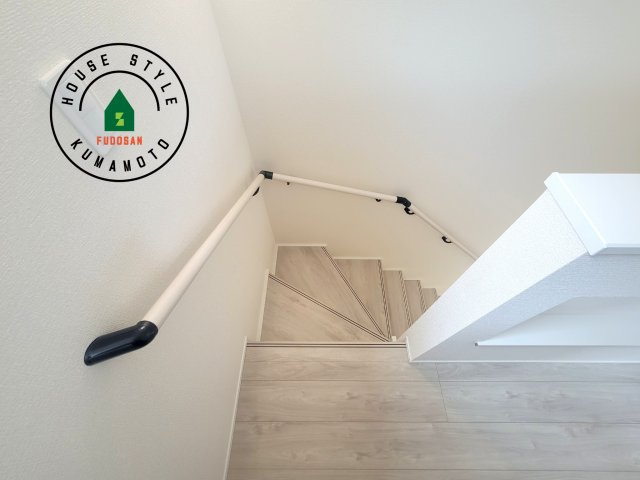 熊本市東区尾ノ上3丁目第1-3棟（2号棟）の内装|＜手すり付階段＞手すりがないと階段の昇り降りで危険なことはもちろん、壁に手をつきながら歩くことで壁紙が汚れやすくなります。すべての方に快適に昇り降りしていただくため、手すりを設置しました。