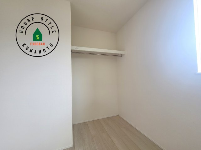 熊本市東区尾ノ上3丁目第1-3棟（2号棟）の収納|洋服や大きな荷物が多い方や人数の多いご家族などは、一般的なクローゼットよりもウォークインクローゼットのほうが使い勝手が良いです。