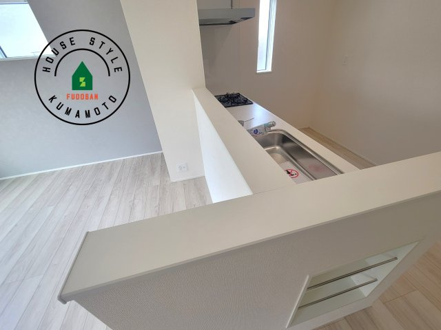 熊本市東区尾ノ上3丁目第1-3棟（2号棟）のダイニング|キッチンから立ち込める香りが今日の料理を期待させます。