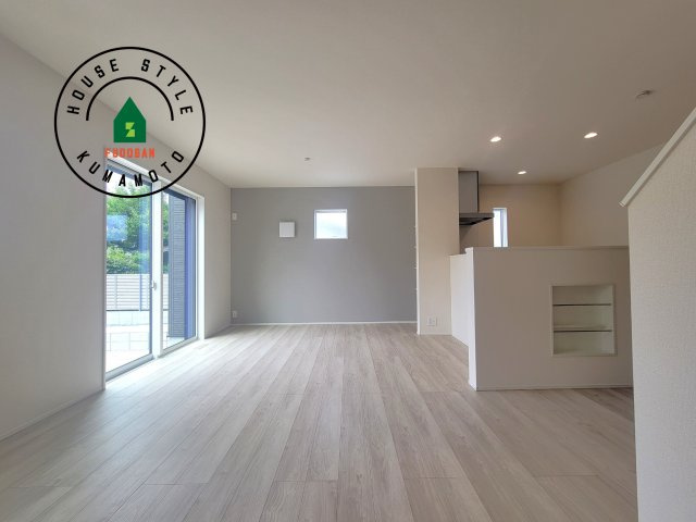 熊本市東区尾ノ上3丁目第1-3棟（2号棟）の居間・リビング|多くの時間を過すことになるリビングだからこそ、いつも穏やかな空間・解放感が味わえ毎日が充実します。