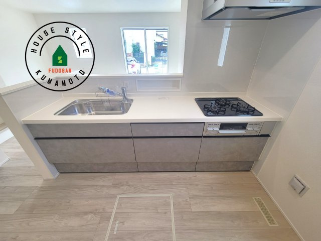 熊本市東区尾ノ上3丁目第1-3棟（2号棟）のキッチン|ご家族を近くに感じられる対面キッチンのLDK。会話もはずみそうですね。