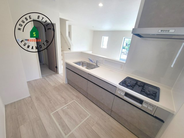 熊本市東区尾ノ上3丁目第1-3棟（2号棟）のキッチン|ダイニングテーブルへの配膳がラクラク、お料理はかどるカウンター付きシステムキッチン！