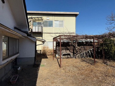 【庭】 | 佐久市鳴瀬中古住宅 | 住居東側の物置があります