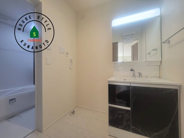 熊本市北区麻生田5丁目第1-2棟（2号棟）の脱衣所|ゆとりの洗面スペースで朝の身支度もスムーズに。暮らしを快適に変えるシャワー付洗面台です！