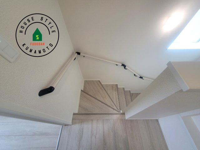 熊本市北区麻生田5丁目第1-2棟（2号棟）の内装|＜手すり付階段＞手すりがないと階段の昇り降りで危険なことはもちろん、壁に手をつきながら歩くことで壁紙が汚れやすくなります。すべての方に快適に昇り降りしていただくため、手すりを設置しました。