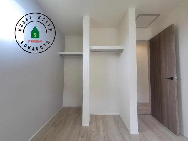 熊本市北区麻生田5丁目第1-2棟（2号棟）の収納|洋服や大きな荷物が多い方や人数の多いご家族などは、一般的なクローゼットよりもウォークインクローゼットのほうが使い勝手が良いです。