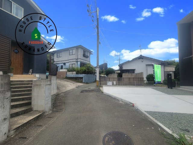 熊本市北区麻生田5丁目第1-2棟（2号棟）の前面道路含む現地写真|前面道路です。