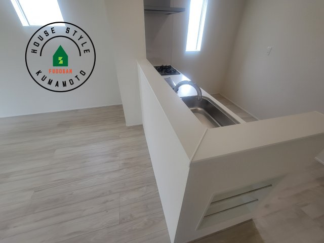 熊本市北区麻生田5丁目第1-2棟（2号棟）のダイニング|キッチンから立ち込める香りが今日の料理を期待させます。