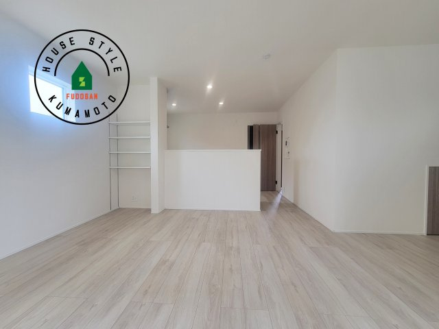 熊本市北区麻生田5丁目第1-2棟（2号棟）の居間・リビング|キッチンからリビングをしっかり確認できます。家族の笑顔があふれる空間になりそうですね。