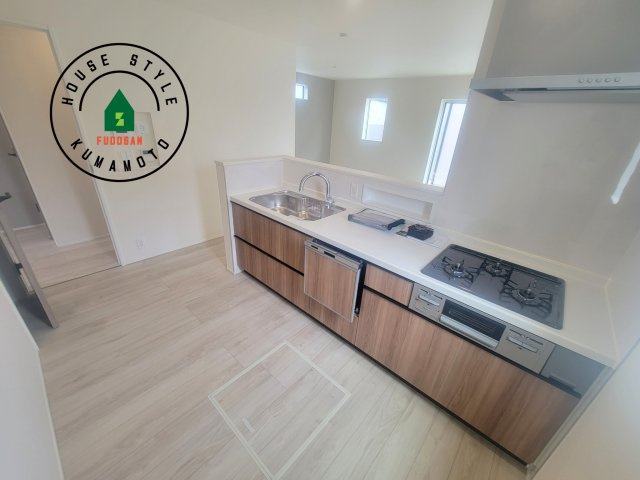 熊本市北区麻生田5丁目第1-2棟（2号棟）のキッチン|ダイニングテーブルへの配膳がラクラク、お料理はかどるカウンター付きシステムキッチン！