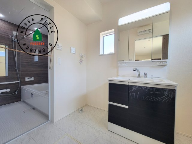 熊本市東区秋津1丁目第1-3棟（1号棟）の脱衣所|ゆとりの洗面スペースで朝の身支度もスムーズに。暮らしを快適に変えるシャワー付洗面台です！