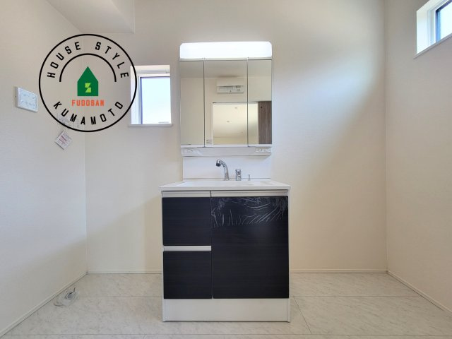 熊本市東区秋津1丁目第1-3棟（1号棟）の独立洗面台|毎日使うものだから清潔な空間を保ちたい水回り。洗面にはそんな願いを解消させてくれる収納アイデアが満載です。三面鏡の裏側にはキャビネットが現れ小物から背の高い物まで収納できます。