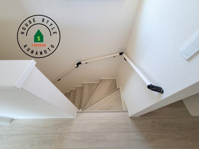 熊本市東区秋津1丁目第1-3棟（1号棟）の内装|＜手すり付階段＞手すりがないと階段の昇り降りで危険なことはもちろん、壁に手をつきながら歩くことで壁紙が汚れやすくなります。すべての方に快適に昇り降りしていただくため、手すりを設置しました。