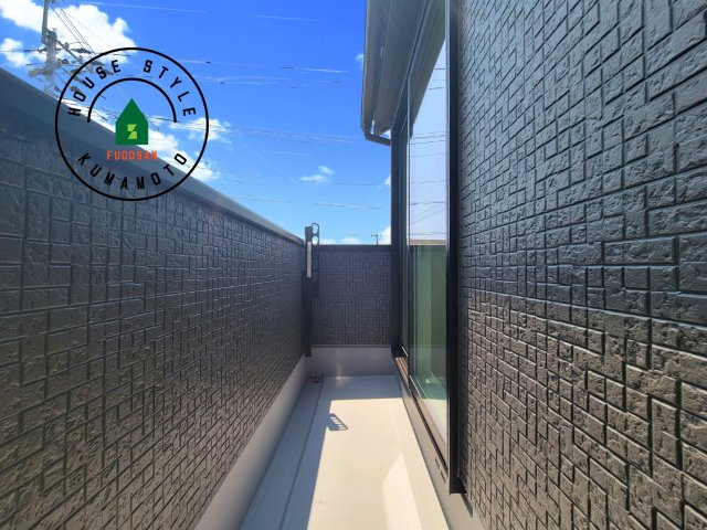 熊本市東区秋津1丁目第1-3棟（1号棟）のバルコニー|風をしっかりと感じられるバルコニーでは、毎日が洗濯日和です。広々としているので洗濯も楽しくなるでしょうし、気分転換にバルコニーからの眺めを楽しむのもいいでしょう。