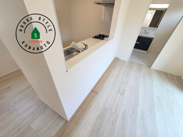 熊本市東区秋津1丁目第1-3棟（1号棟）のダイニング|キッチンから立ち込める香りが今日の料理を期待させます。