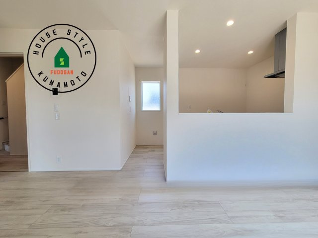 熊本市東区秋津1丁目第1-3棟（1号棟）の居間・リビング|キッチンからリビングをしっかり確認できます。家族の笑顔があふれる空間になりそうですね。