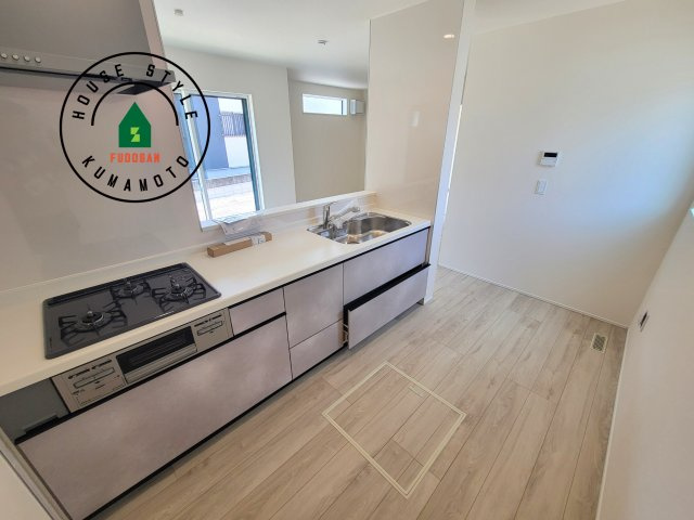 熊本市東区秋津1丁目第1-3棟（1号棟）のキッチン|ダイニングテーブルへの配膳がラクラク、お料理はかどるカウンター付きシステムキッチン！