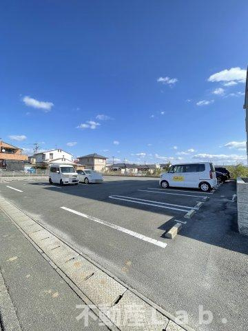 アヴェニール　ブリアン　イリチの駐車場