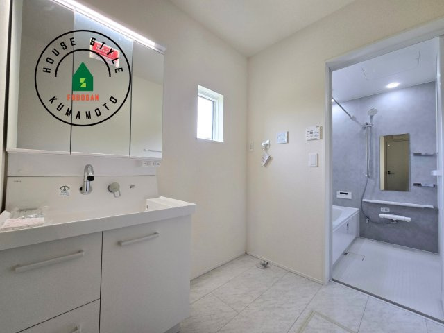 熊本市南区御幸笛田1丁目第2-3棟（1号棟）の脱衣所|ゆとりの洗面スペースで朝の身支度もスムーズに。暮らしを快適に変えるシャワー付洗面台です！