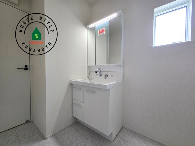 熊本市南区御幸笛田1丁目第2-3棟（1号棟）の独立洗面台|毎日使うものだから清潔な空間を保ちたい水回り。洗面にはそんな願いを解消させてくれる収納アイデアが満載です。三面鏡の裏側にはキャビネットが現れ小物から背の高い物まで収納できます。