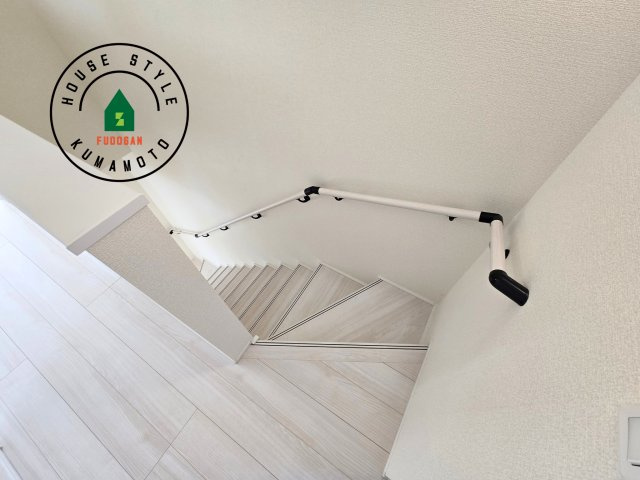 熊本市南区御幸笛田1丁目第2-3棟（1号棟）の内装|＜手すり付階段＞手すりがないと階段の昇り降りで危険なことはもちろん、壁に手をつきながら歩くことで壁紙が汚れやすくなります。すべての方に快適に昇り降りしていただくため、手すりを設置しました。