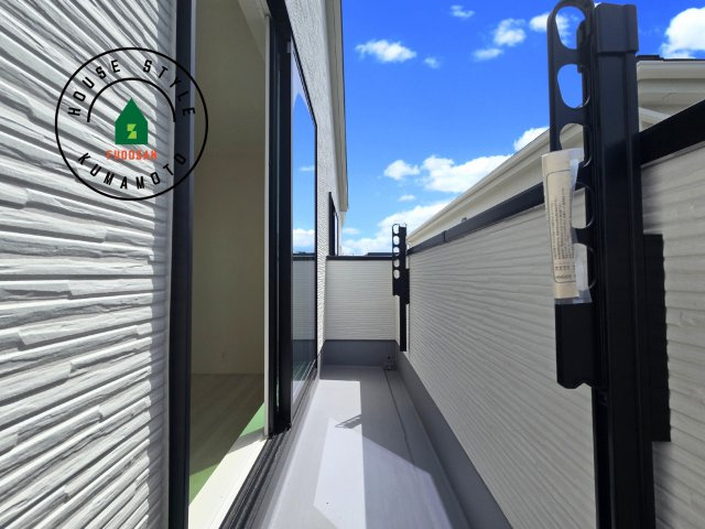 熊本市南区御幸笛田1丁目第2-3棟（1号棟）のバルコニー|風をしっかりと感じられるバルコニーでは、毎日が洗濯日和です。広々としているので洗濯も楽しくなるでしょうし、気分転換にバルコニーからの眺めを楽しむのもいいでしょう。