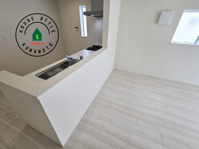 熊本市南区御幸笛田1丁目第2-3棟（1号棟）のダイニング|キッチンから立ち込める香りが今日の料理を期待させます。