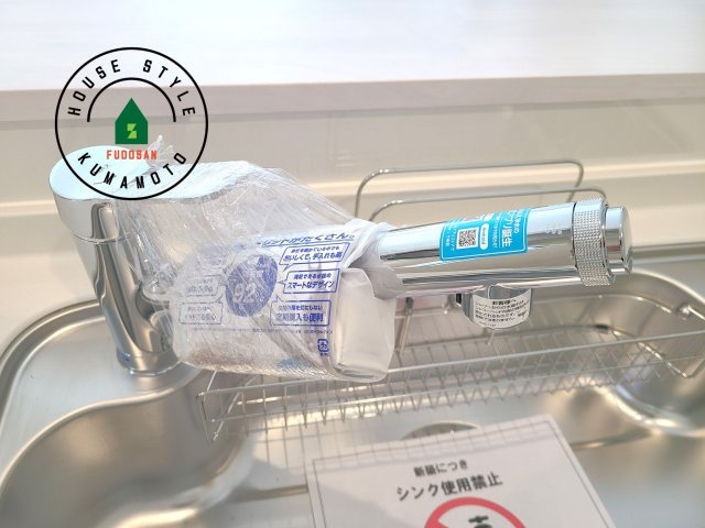 熊本市南区御幸笛田1丁目第2-3棟（1号棟）の発電・温水設備|ヘッドはシャワーや浄水に切り替え可能でノズルが延びる可動式。料理が楽しくなりますね。