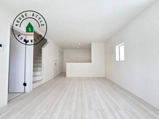 熊本市南区御幸笛田1丁目第2-3棟（1号棟）の居間・リビング|キッチンからリビングをしっかり確認できます。家族の笑顔があふれる空間になりそうですね。