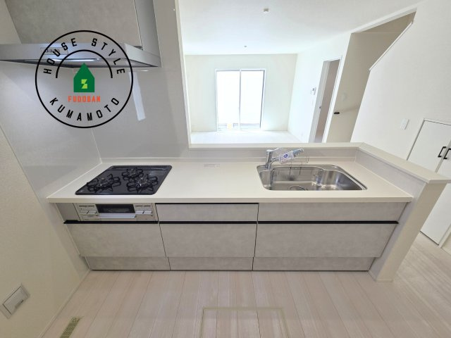 熊本市南区御幸笛田1丁目第2-3棟（1号棟）のキッチン|ご家族を近くに感じられる対面キッチンのLDK。会話もはずみそうですね。