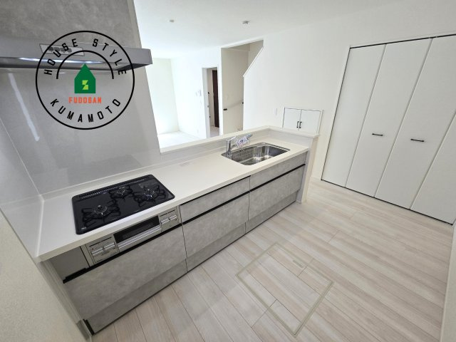 熊本市南区御幸笛田1丁目第2-3棟（1号棟）のキッチン|ダイニングテーブルへの配膳がラクラク、お料理はかどるカウンター付きシステムキッチン！