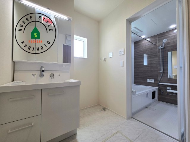 熊本市南区御幸笛田1丁目第2-3棟（2号棟）の脱衣所|ゆとりの洗面スペースで朝の身支度もスムーズに。暮らしを快適に変えるシャワー付洗面台です！