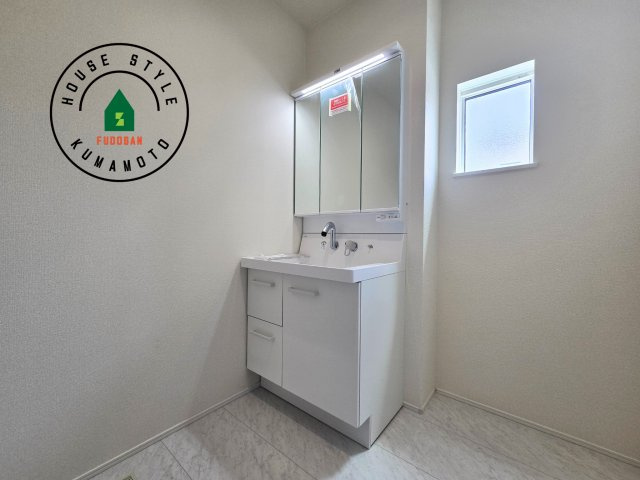 熊本市南区御幸笛田1丁目第2-3棟（2号棟）の独立洗面台|毎日使うものだから清潔な空間を保ちたい水回り。洗面にはそんな願いを解消させてくれる収納アイデアが満載です。三面鏡の裏側にはキャビネットが現れ小物から背の高い物まで収納できます。