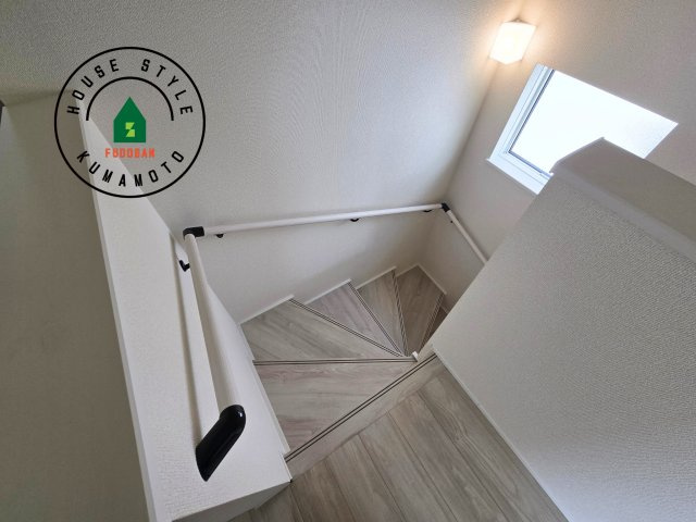 熊本市南区御幸笛田1丁目第2-3棟（2号棟）の内装|＜手すり付階段＞手すりがないと階段の昇り降りで危険なことはもちろん、壁に手をつきながら歩くことで壁紙が汚れやすくなります。すべての方に快適に昇り降りしていただくため、手すりを設置しました。