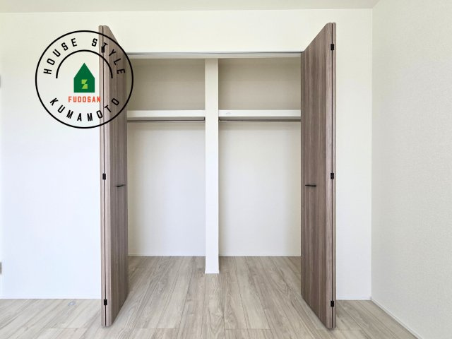 熊本市南区御幸笛田1丁目第2-3棟（2号棟）の収納|洋服や大きな荷物が多い方や人数の多いご家族などは、一般的なクローゼットよりもウォークインクローゼットのほうが使い勝手が良いです。