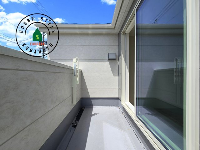 熊本市南区御幸笛田1丁目第2-3棟（2号棟）のバルコニー|風をしっかりと感じられるバルコニーでは、毎日が洗濯日和です。広々としているので洗濯も楽しくなるでしょうし、気分転換にバルコニーからの眺めを楽しむのもいいでしょう。