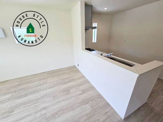 熊本市南区御幸笛田1丁目第2-3棟（2号棟）のダイニング|キッチンから立ち込める香りが今日の料理を期待させます。