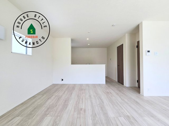 熊本市南区御幸笛田1丁目第2-3棟（2号棟）の居間・リビング|キッチンからリビングをしっかり確認できます。家族の笑顔があふれる空間になりそうですね。