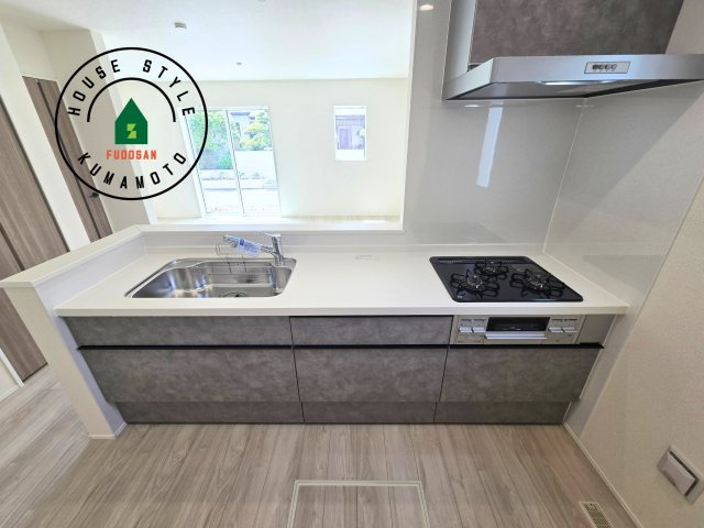 熊本市南区御幸笛田1丁目第2-3棟（2号棟）のキッチン|ご家族を近くに感じられる対面キッチンのLDK。会話もはずみそうですね。