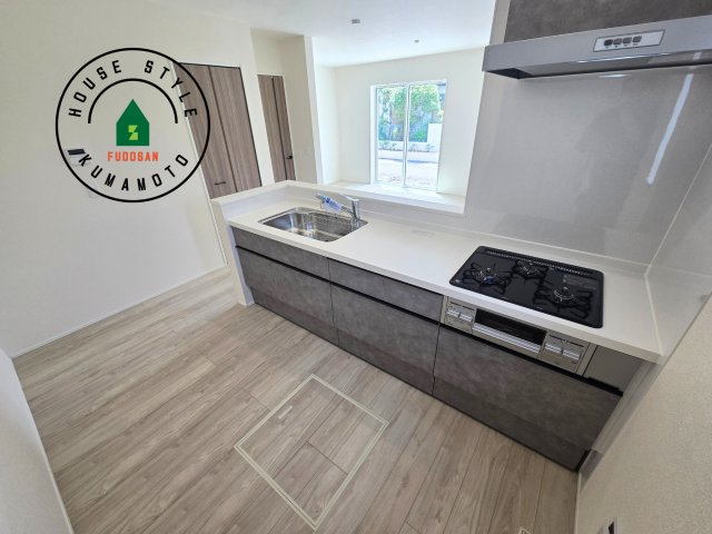 熊本市南区御幸笛田1丁目第2-3棟（2号棟）のキッチン|ダイニングテーブルへの配膳がラクラク、お料理はかどるカウンター付きシステムキッチン！