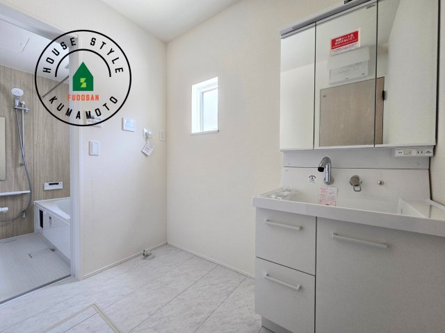 熊本市南区御幸笛田1丁目第2-3棟（3号棟）の脱衣所|ゆとりの洗面スペースで朝の身支度もスムーズに。暮らしを快適に変えるシャワー付洗面台です！