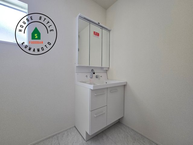 熊本市南区御幸笛田1丁目第2-3棟（3号棟）の独立洗面台|毎日使うものだから清潔な空間を保ちたい水回り。洗面にはそんな願いを解消させてくれる収納アイデアが満載です。三面鏡の裏側にはキャビネットが現れ小物から背の高い物まで収納できます。