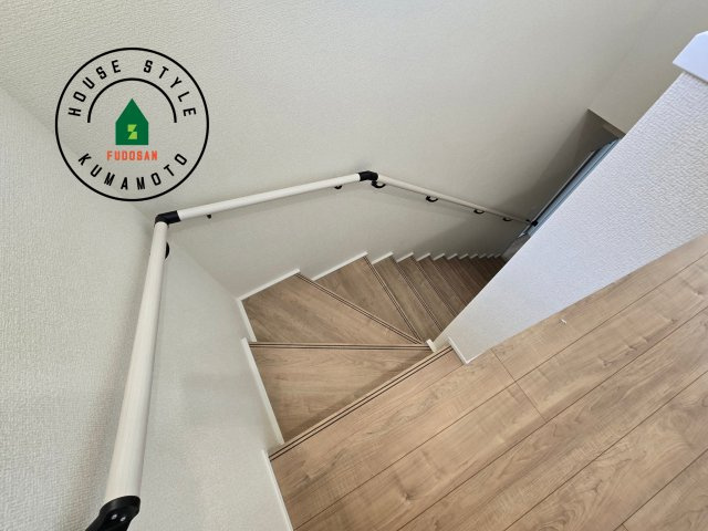 熊本市南区御幸笛田1丁目第2-3棟（3号棟）の内装|＜手すり付階段＞手すりがないと階段の昇り降りで危険なことはもちろん、壁に手をつきながら歩くことで壁紙が汚れやすくなります。すべての方に快適に昇り降りしていただくため、手すりを設置しました。
