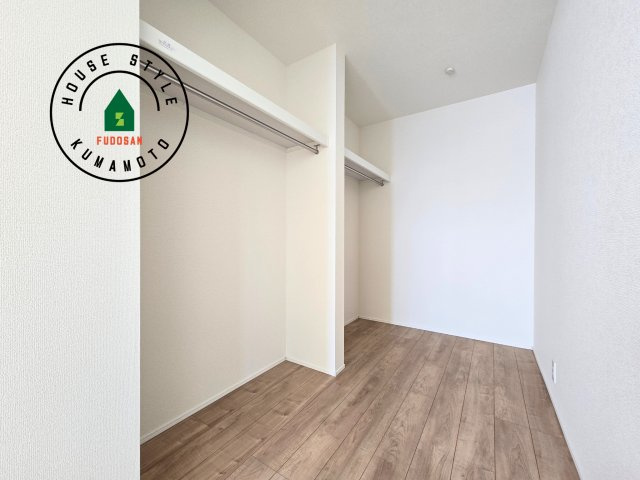 熊本市南区御幸笛田1丁目第2-3棟（3号棟）の収納|洋服や大きな荷物が多い方や人数の多いご家族などは、一般的なクローゼットよりもウォークインクローゼットのほうが使い勝手が良いです。