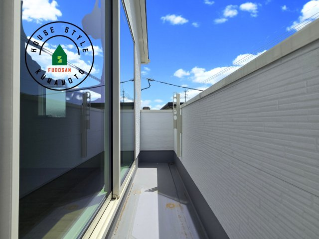 熊本市南区御幸笛田1丁目第2-3棟（3号棟）のバルコニー|風をしっかりと感じられるバルコニーでは、毎日が洗濯日和です。広々としているので洗濯も楽しくなるでしょうし、気分転換にバルコニーからの眺めを楽しむのもいいでしょう。