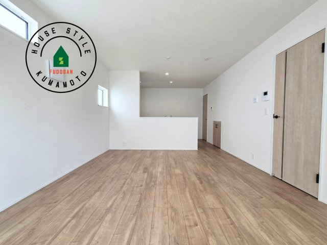 熊本市南区御幸笛田1丁目第2-3棟（3号棟）の居間・リビング|キッチンからリビングをしっかり確認できます。家族の笑顔があふれる空間になりそうですね。