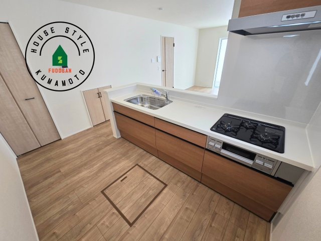 熊本市南区御幸笛田1丁目第2-3棟（3号棟）のキッチン|ダイニングテーブルへの配膳がラクラク、お料理はかどるカウンター付きシステムキッチン！