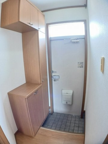ウエストナウＢの玄関