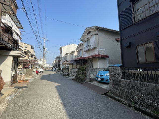 【中古戸建】向日市森本町石田「向日町駅」4LDKの前面道路含む現地写真